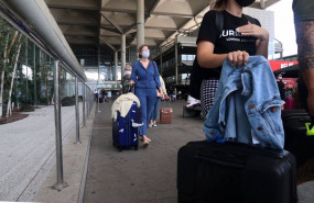 ep turistas llegando al aeropuerto de malaga tras la cuarentena impuesta por reino unido