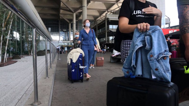 ep turistas llegando al aeropuerto de malaga tras la cuarentena impuesta por reino unido