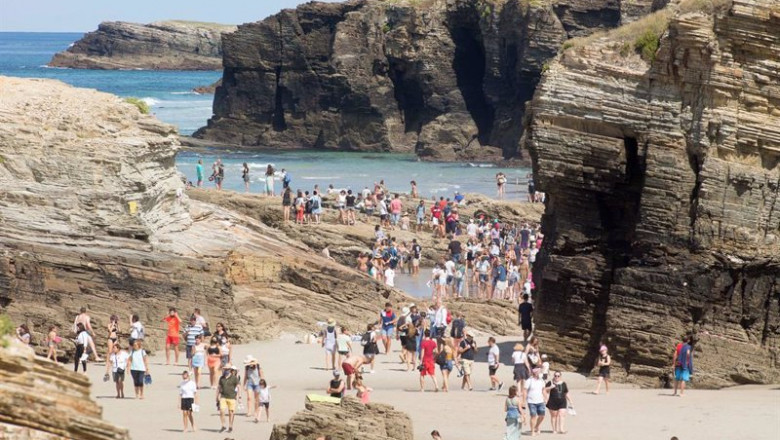 ep turistas pasean por la playa de las catedrales ep turistas pasean por la playa de las catedrales