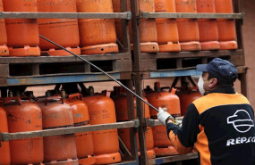 ep un butanero coge una bombona de butano en plena crisis del coronavirus donde muy pocos trabajos