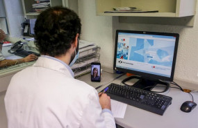 ep un farmaceutico habla con una paciente por videollamada para comprobar que medicacion necesita y