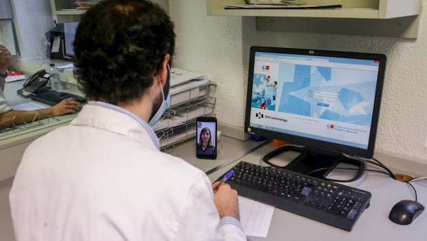 ep un farmaceutico habla con una paciente por videollamada para comprobar que medicacion necesita y
