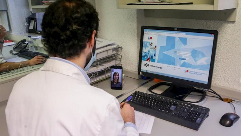 ep un farmaceutico habla con una paciente por videollamada para comprobar que medicacion necesita y ep un farmaceutico habla con una paciente por videollamada para comprobar que medicacion necesita y
