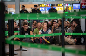 ep un grupo de personas permanece sentado en el aeropuerto de barcelona en protesta por la sentencia