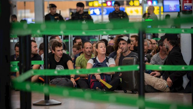 ep un grupo de personas permanece sentado en el aeropuerto de barcelona en protesta por la sentencia