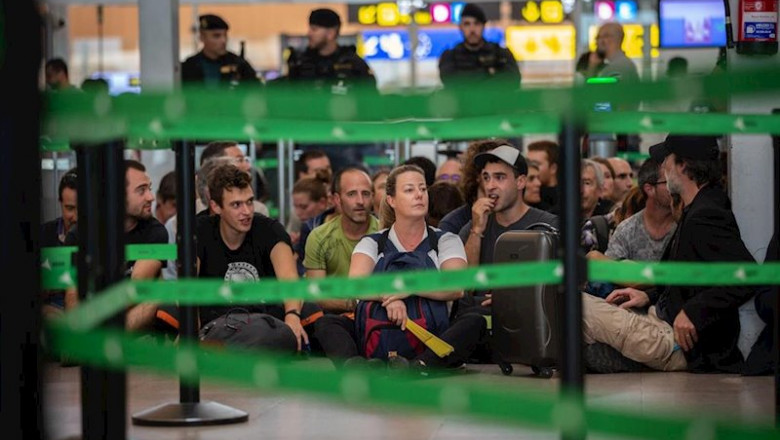 ep un grupo de personas permanece sentado en el aeropuerto de barcelona en protesta por la sentencia