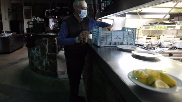 ep un hostelero trabaja en un restaurante a 11 de abril de 2021 en mallorca islas baleares espana