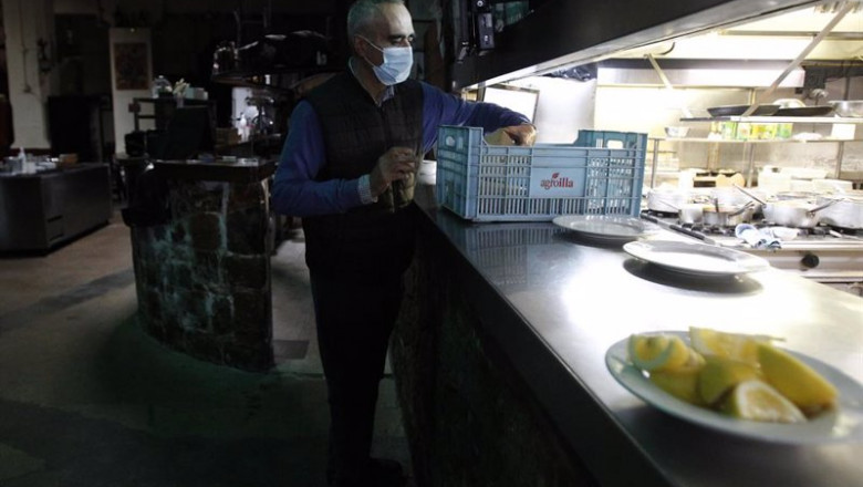 ep un hostelero trabaja en un restaurante a 11 de abril de 2021 en mallorca islas baleares espana ep un hostelero trabaja en un restaurante a 11 de abril de 2021 en mallorca islas baleares espana