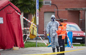 ep un sanitario se protege con traje epi y mascara cerca de la zona de desinfeccion del complejo