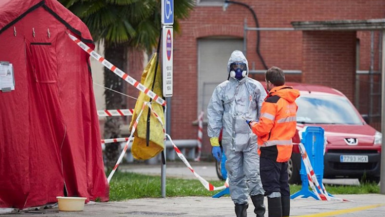 Un sanitario se protege con traje EPI y máscara cerca de la zona de desinfección del Complejo Hospitalario de Navarra durante a Pandemia Covid-19 en Abril 28, 2020 en Pamplona, Navarra, España | Eduardo Sanz / Europa Press ep un sanitario se protege con traje epi y mascara cerca de la zona de desinfeccion del complejo
