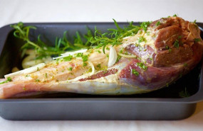 ep un trozo de carne en una bandeja ep un trozo de carne en una bandeja