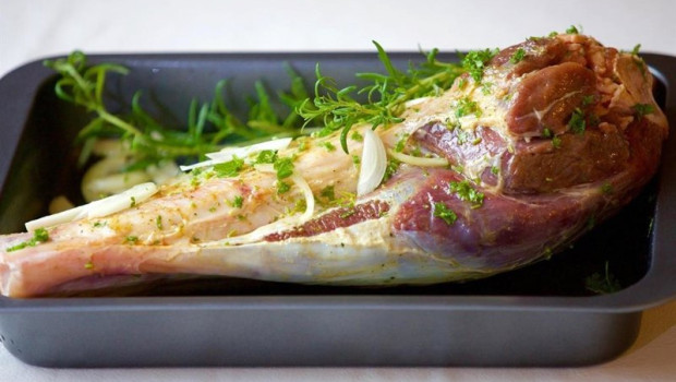 ep un trozo de carne en una bandeja