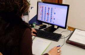 ep una funcionaria en su puesto de trabajo