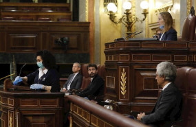 ep una trabajadora del servicio de limpieza del congreso desinfecta la tribuna de oradores del