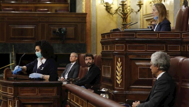 ep una trabajadora del servicio de limpieza del congreso desinfecta la tribuna de oradores del