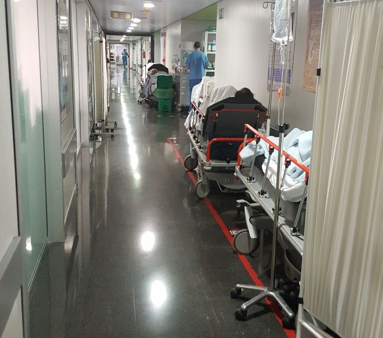 ep urgencias de son espases con camas en los pasillos