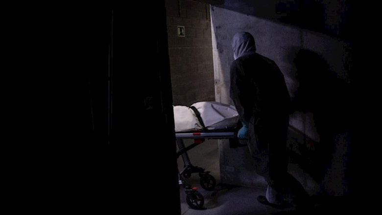 Varios operarios protegidos de los Servicios Funerarios Memora trasladan un cuerpo de una residencia en el garaje de una residencia de ancianos para recoger el cuerpo de una persona fallecida con Covid-19 para trasladarlo al Crematorio de Girona | David Zorrakino - Europa Press ep varios operarios protegidos de los servicios funerarios memora trasladan un cuerpo de una
