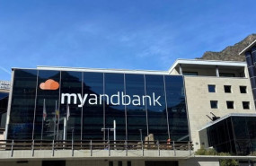 ep vista de la sede central de andbank con publicidad de myandabank