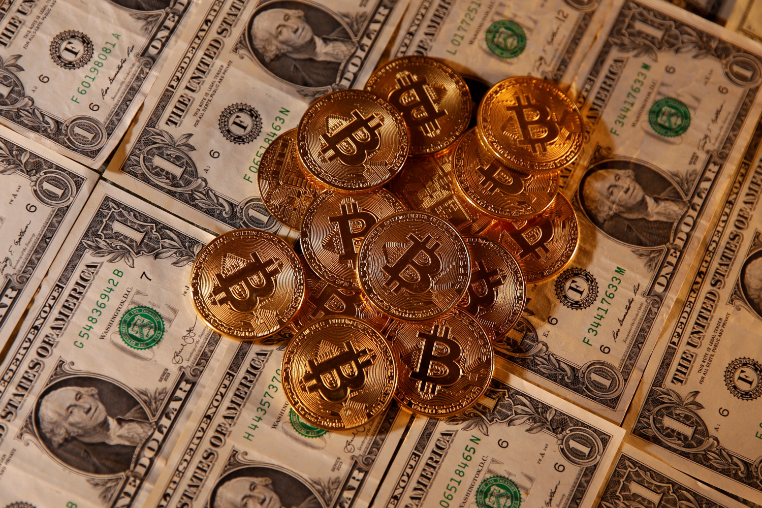 le cours du bitcoin a depasse 60 000 dollars 