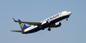 un avion de la compagnie aerienne ryanair 