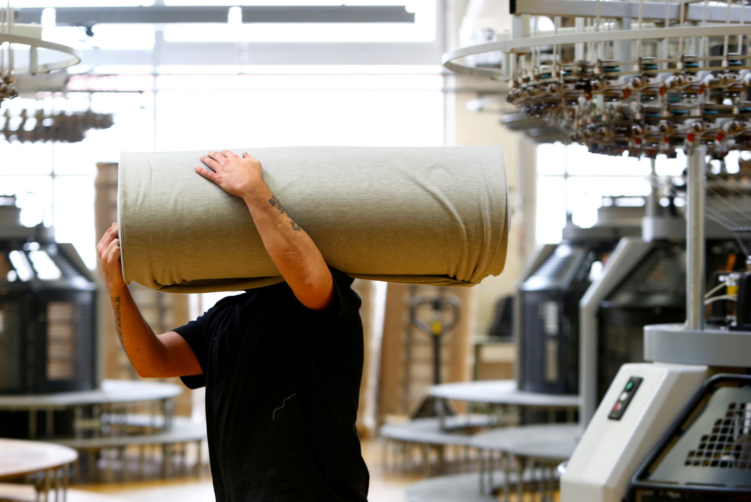 un employe deplace des draperies dans la manufacture de l entreprise textile trigema a burladingen 20240409163607 un employe deplace des draperies dans la manufacture de l entreprise textile trigema a burladingen 20240409163607