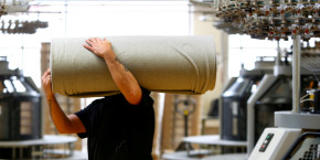 un employe deplace des draperies dans la manufacture de l entreprise textile trigema a burladingen 20240409163607 