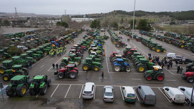 ep agricultores y ganaderos participan en una tractorada para protestar contra el acuerdo de la ue y