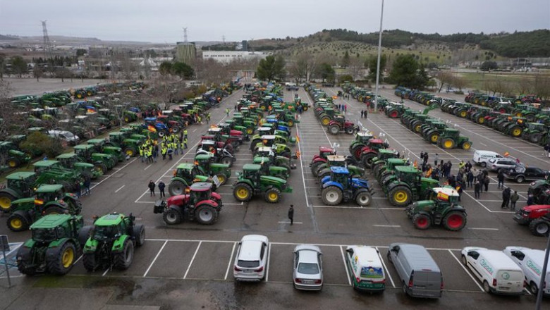 Agricultores y ganaderos participan en una tractorada para protestar contra el acuerdo de la UE y Mercosur y la reforma de la PAC en Valladolid. | Claudia Alba - Europa Press ep agricultores y ganaderos participan en una tractorada para protestar contra el acuerdo de la ue y