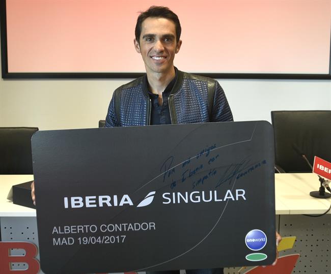 Alberto Contador recibe la tarjeta Iberia Singular | IBERIA ep alberto contador recibetarjeta iberia singular