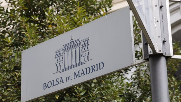 ep archivo   cartel colocado en las inmediaciones del edificio de la bolsa de madrid en madrid