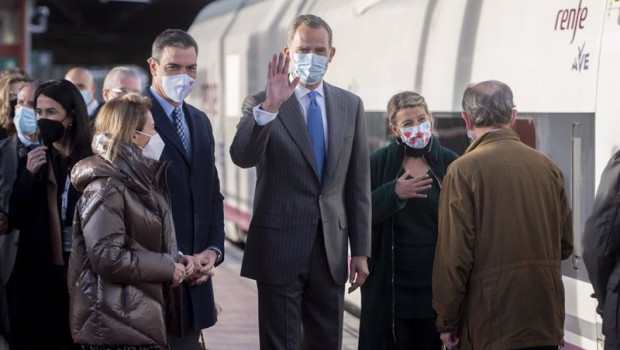 ep archivo   el presidente del gobierno pedro sanchez y el rey felipe vi en el viaje inaugural de la