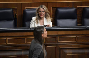 ep archivo   la vicepresidenta segunda yolanda diaz observa pasar a la portavoz de junts en el