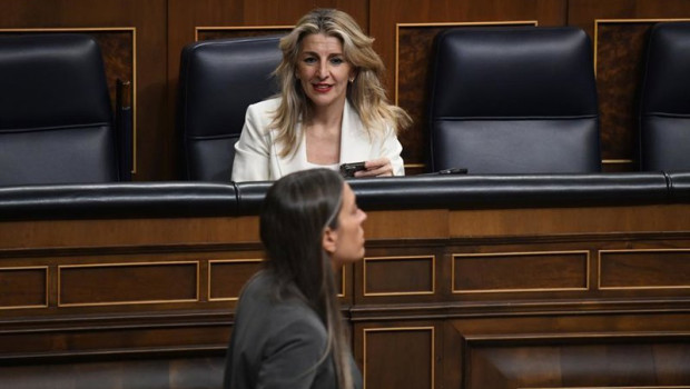 ep archivo   la vicepresidenta segunda yolanda diaz observa pasar a la portavoz de junts en el