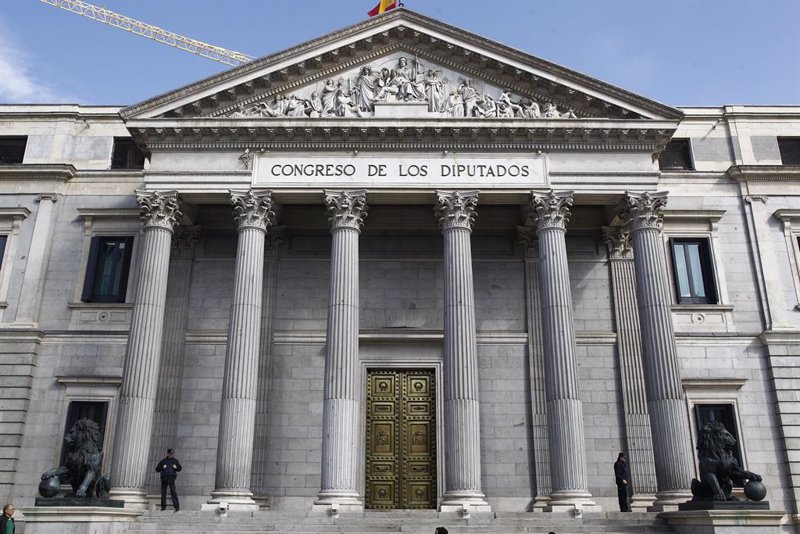 PSOE y Podemos registran comisión en el Congreso en que analice la subida de la luz