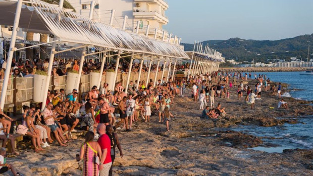 ep archivo   turistas en ibiza