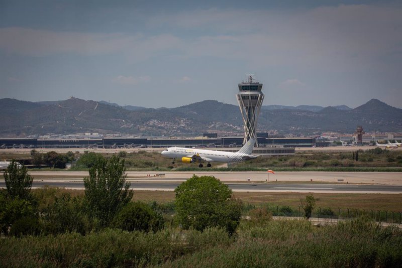 https://img5.s3wfg.com/web/img/images_uploaded/5/9/ep_archivo_-_un_avion_en_el_aeropuerto_de_josep_tarradellas_barcelona-el_prat_cerca_del_espacio.jpg