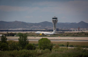 ep archivo   un avion en el aeropuerto de josep tarradellas barcelona el prat cerca del espacio