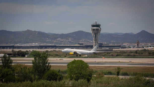 ep archivo   un avion en el aeropuerto de josep tarradellas barcelona el prat cerca del espacio