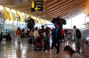 ep archivo   un grupo de viajeros en el hall del aeropuerto adolfo suarez madrid barajas