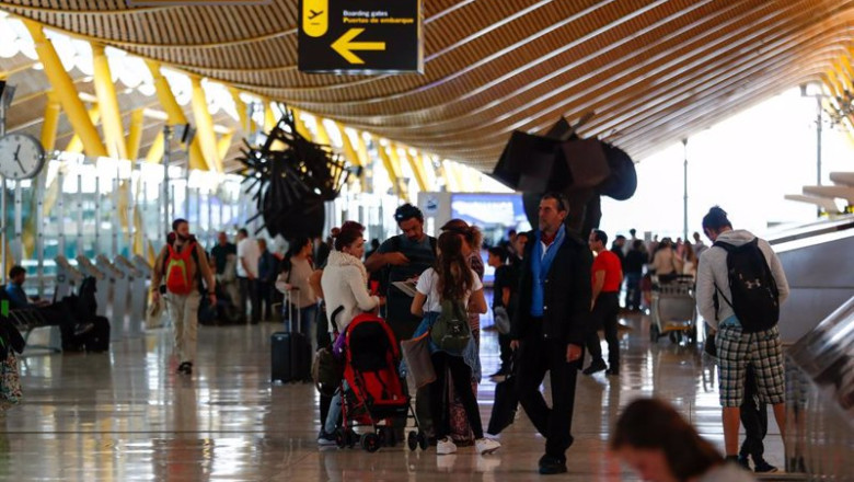 ep archivo un grupo de viajeros en el hall del aeropuerto adolfo suarez madrid barajas ep archivo un grupo de viajeros en el hall del aeropuerto adolfo suarez madrid barajas