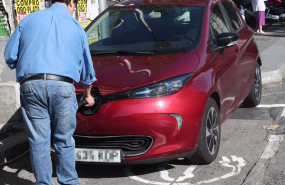 ep archivo   un hombre carga su coche en un punto de carga para coches electricos en madrid