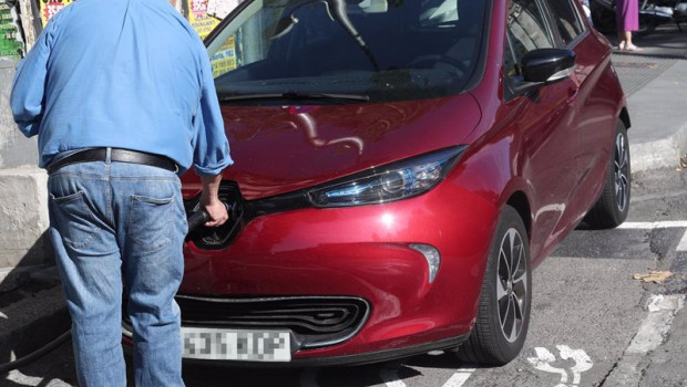 ep archivo   un hombre carga su coche en un punto de carga para coches electricos en madrid