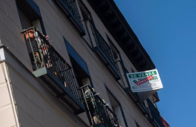 ep archivo   un piso con el cartel de vendido situado en madrid