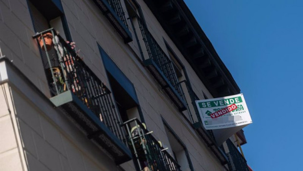 ep archivo   un piso con el cartel de vendido situado en madrid