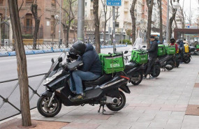 ep archivo   un repartidor de la empresa uber eats