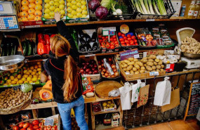 ep archivo   una empleada coloca limones en la fruteria vitaminas