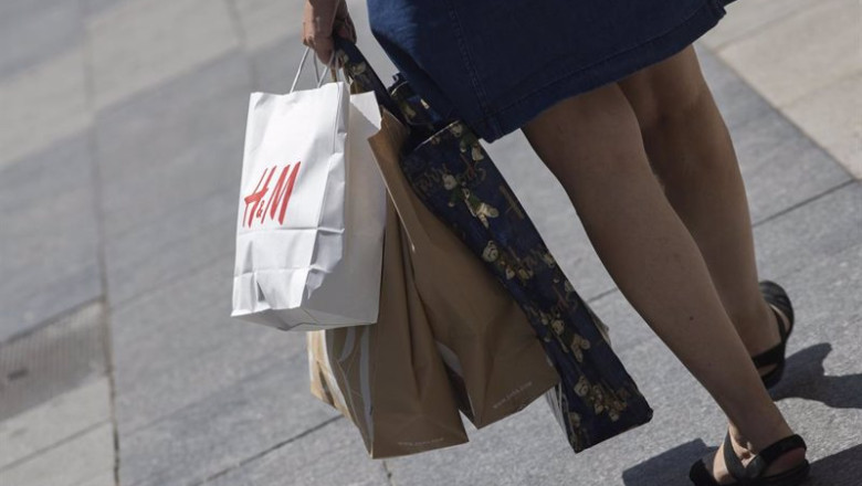 ep archivo una mujer pasea cargada con varias bolsas una de ellas perteneciente a la tienda hm a ep archivo una mujer pasea cargada con varias bolsas una de ellas perteneciente a la tienda hm a