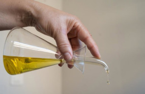 ep archivo   una persona echa aceite de una aceitera a 21 de junio de 2024 en barcelona cataluna