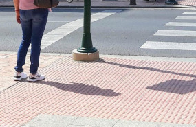 ep archivo   una persona frente a un paso de peatones en almeria