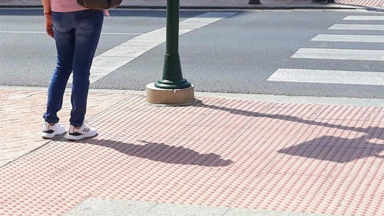Archivo - Una persona frente a un paso de peatones en Almería. | EUROPA PRESS - Archivo ep archivo una persona frente a un paso de peatones en almeria